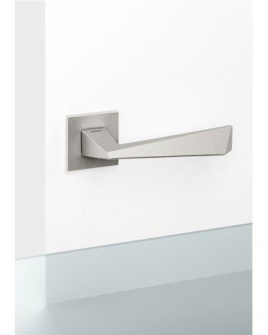 Puxador de porta níquel acetinado Mandelli Piramid puxador design montado numa porta
