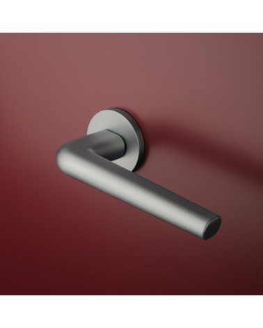 Puxador de porta cromado acetinado FUNKIA design montado numa porta