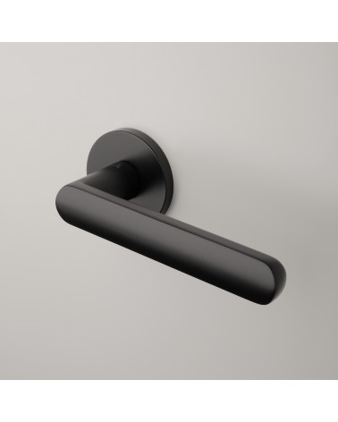 Puxador de porta preto FRAGOLA puxador design montado numa porta