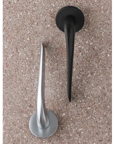 Puxador de porta em latão Mandelli Coupé puxador design pousado sobre uma placa