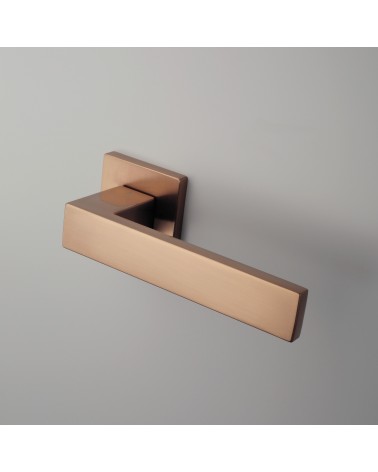 Puxador de porta Cobre PINA puxador design montado numa porta