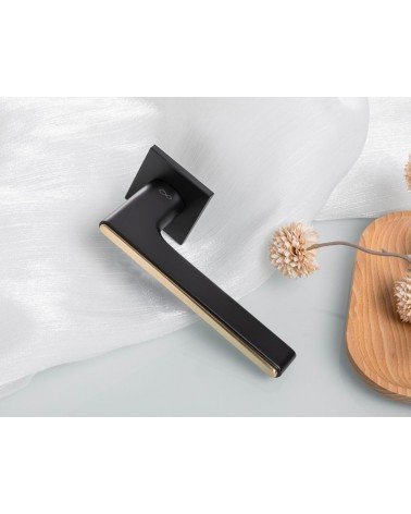 Puxador de Porta Bicolor Preto e Dourado numa placa quadrada - modelo Ferrara - puxador design