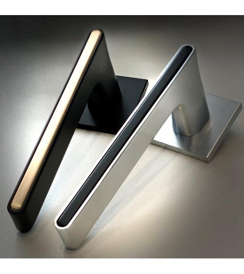 Puxador de Porta Bicolor Preto e Dourado numa placa quadrada - modelo Ferrara - puxador design