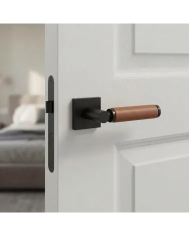 Maçaneta de Porta em Latão e Couro Claro | Elegância Artesanal