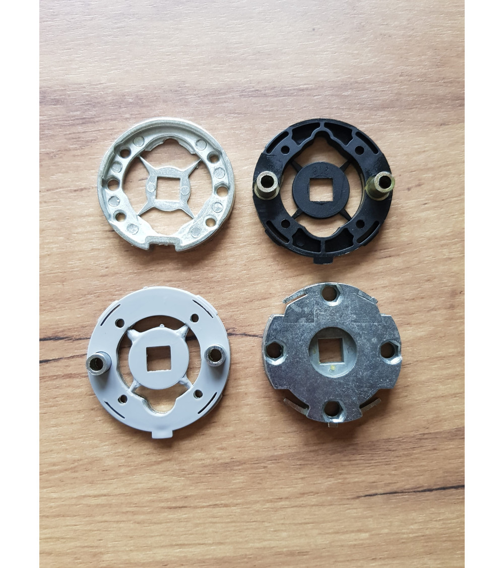 Quatro adaptadores de montagem para puxadores de porta