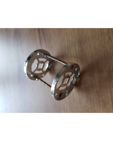 Dois adaptadores de montagem em metal para puxadores de porta vistos de lado, com parafusos passantes M4