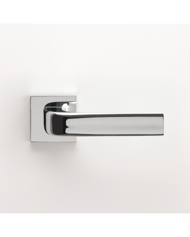 Puxador de porta em cromo polido JENA puxador design montado numa porta