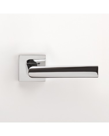 Puxador de porta cromado polido ADANA puxador design montado numa porta