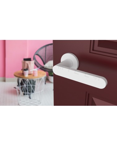 Puxador de porta cor branca ALORA design vista inclinada montado numa porta