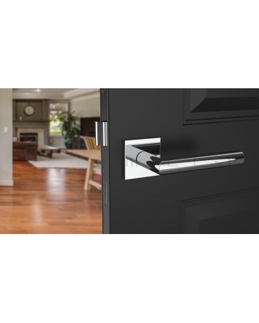 Maçaneta de porta cromada polida ARABIS design vista inclinada montada numa porta