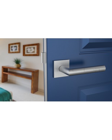 Maçaneta de porta cromada acetinada ARABIS ferragens design montada numa porta