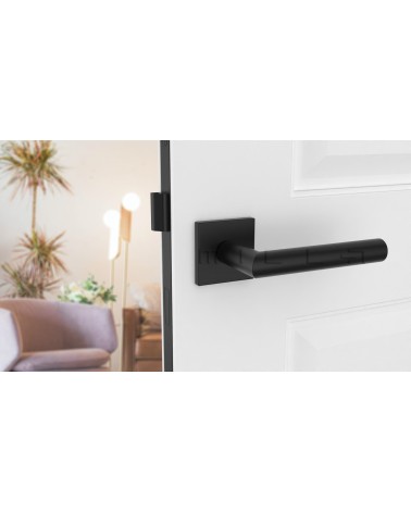 Puxador de porta preto ARABIS puxador design montado numa porta ligeiramente aberta
