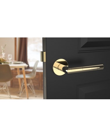 Puxador de porta cor ouro polido ARABIS puxador design montado numa porta entreaberta