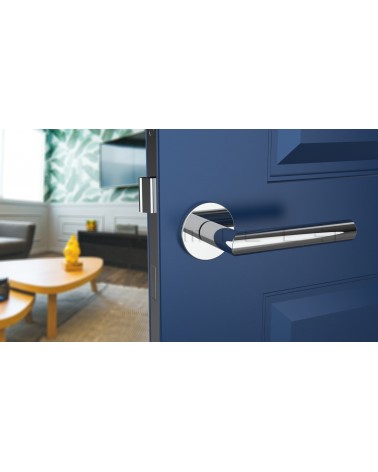 Puxador de porta cor cromado polido ARABIS puxador design vista de frente montado numa porta