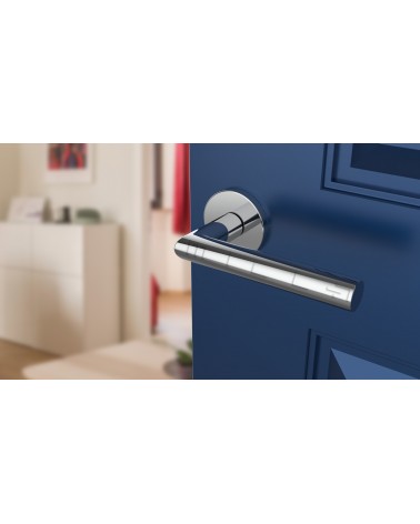Puxador de porta cor cromado polido ARABIS design vista de cima inclinada montado numa porta