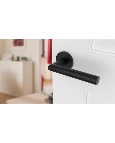 Puxador de porta cor preta ARABIS design vista de cima inclinada montado numa porta