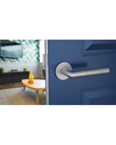 Puxador de porta cor cromado acetinado ARABIS puxador design vista de cima inclinada montado numa porta