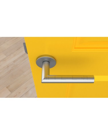 Puxador de porta cor cromado acetinado ARABIS puxador design vista de cima montado numa porta