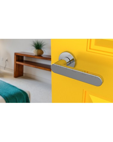 Puxador de porta ALORA puxador design cor 2 vista inclinada montado numa porta