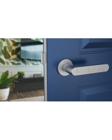 Puxador de porta cromado acetinado ALORA design vista frontal montado numa porta entreaberta