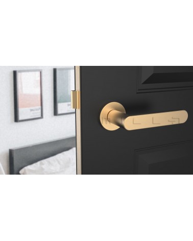 Puxador de porta dourado mate ALORA design vista frontal montado numa porta