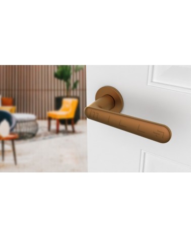 Puxador de porta cobre ARIA puxador design vista de cima inclinada montado numa porta