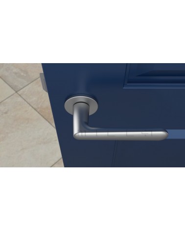 Puxador de porta cromado acetinado ARIA puxador design vista de cima montado numa porta