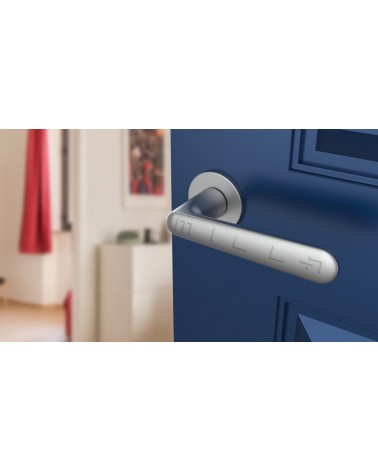 Puxador de porta cromado acetinado ARIA puxador design vista de cima inclinada montado numa porta