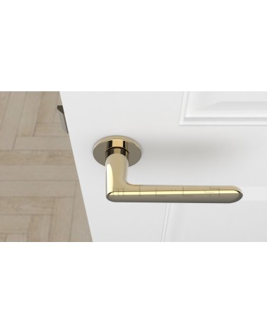 Puxador de porta dourado polido ARIA puxador design vista de cima montado numa porta