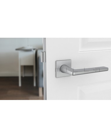 Puxador de porta cromado acetinado SETIA puxador design visto de frente montado numa porta