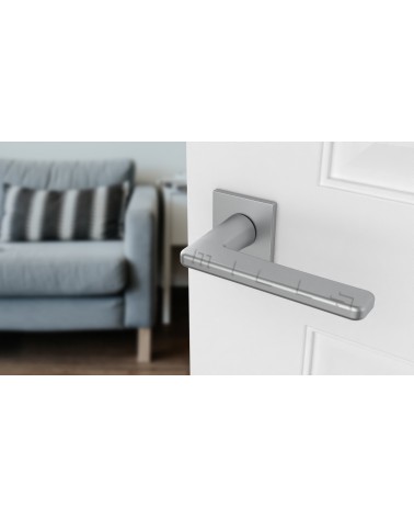 Puxador de porta cromado acetinado SETIA puxador design visto de cima inclinado montado numa porta