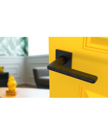Puxador de porta preto SETIA puxador design vista de cima inclinado montado numa porta