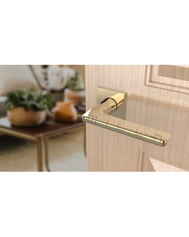Puxador de porta ouro polido SETIA puxador design vista de cima inclinada montado numa porta