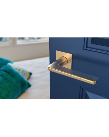 Puxador de porta dourado mate SETIA puxador design vista de cima inclinada montado numa porta