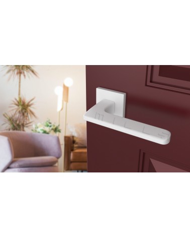 Puxador de porta branco YUKA ferragens design vista inclinada montado numa porta