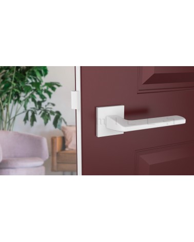 Puxador de porta branco YUKA ferragens design vista de frente montado numa porta