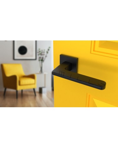 Puxador de porta preto YUKA ferragens design vista inclinada montado numa porta