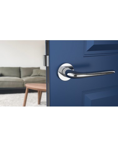 Puxador de porta cromado polido AZALIA puxador design montado numa porta entreaberta