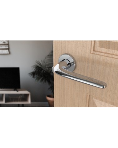 Puxador de porta cromado polido AZALIA puxador design vista inclinada montado numa porta