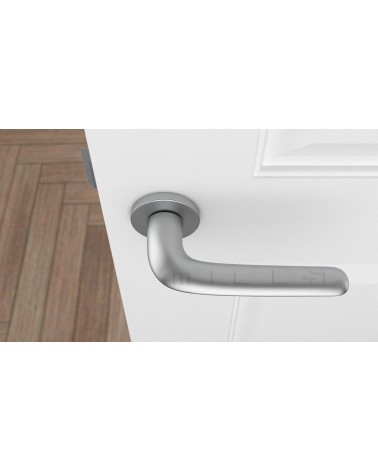 Puxador de porta Cromado acetinado AZALIA puxador design vista de cima montado numa porta
