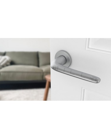 Puxador de porta Cromado acetinado AZALIA puxador design vista inclinada montado numa porta