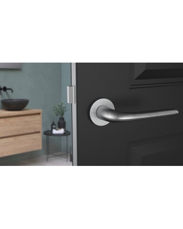 Puxador de porta Cromado acetinado AZALIA puxador design vista de frente montado numa porta