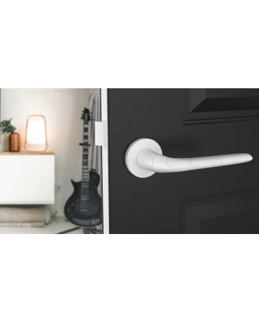 Puxador de porta branco AZALIA puxador design vista frontal montado numa porta