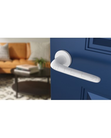 Puxador de porta branco AZALIA puxador design vista inclinada montado numa porta