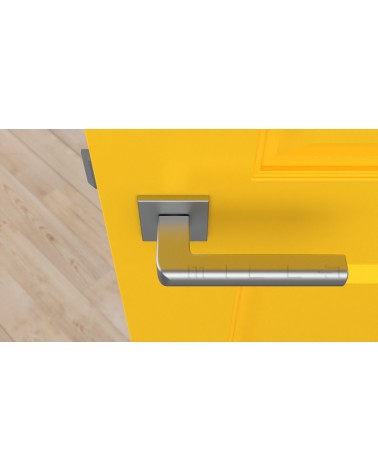 Puxador de porta SALICE em cromo acetinado design de ferragens vista de cima montado numa porta