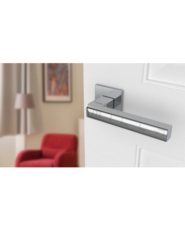 Puxador de porta cromado polido SALICE ferragens design vista inclinada montado numa porta