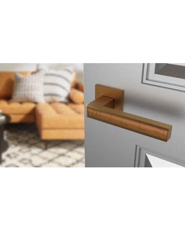 Puxador de porta cobre SALICE ferragens design vista inclinada montado numa porta
