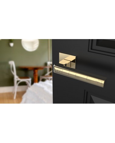 Puxador de porta ouro polido SALICE ferragens design vista inclinada montado numa porta