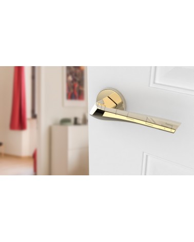 Puxador de porta dourado polido DALIA design vista de cima inclinada montado numa porta