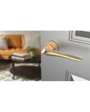 Puxador de porta moderno DALIA puxador design vista de cima inclinada montado numa porta